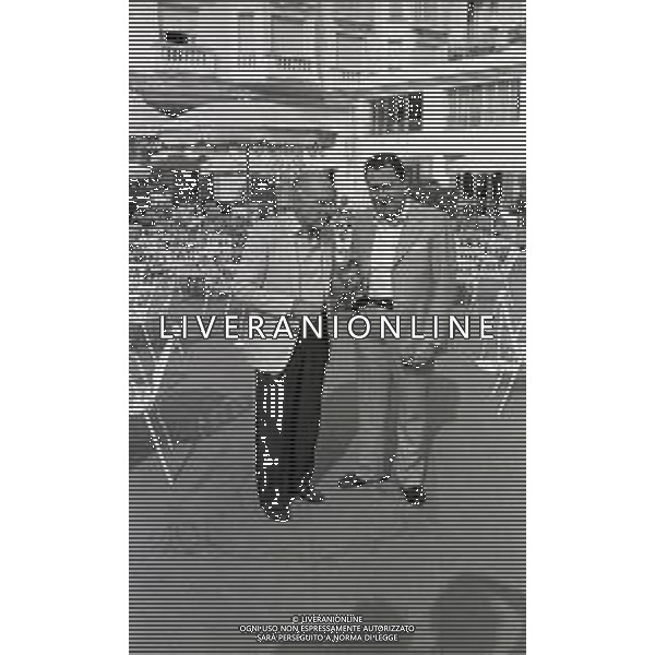 RETROSPETTIVA ALBERTO SORDI ATTORE NELLA FOTO ALBERTO SORDI CON LUIGI COMENCINI A CANNES NELL\'ANNO 1979 AG ALDO LIVERANI SAS    