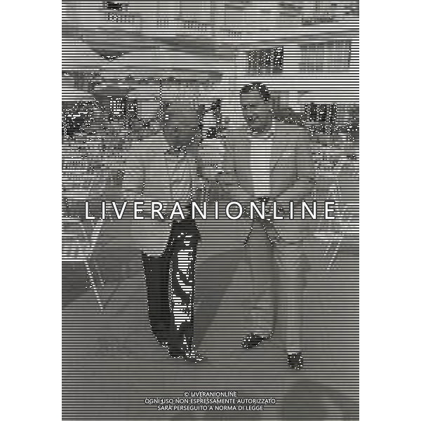 RETROSPETTIVA ALBERTO SORDI ATTORE NELLA FOTO ALBERTO SORDI CON LUIGI COMENCINI A CANNES NELL\'ANNO 1979 AG ALDO LIVERANI SAS  