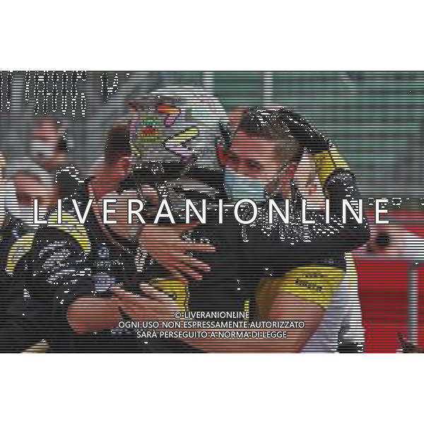 Daniel Ricciardo (AUS) Renault F1 Team celebrates his third position with the team in parc ferme. 01.11.2020. Formula 1 World Championship, Rd 13, Emilia Romagna Grand Prix, Imola, Italy, Race Day. - www.xpbimages.com, EMail: requests@xpbimages.com © Copyright: Moy / XPB Images/AGENZIA ALDO LIVERANI SAS - ITALY ONLY EDITORIAL USE ONLY