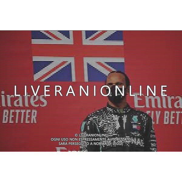 Race winner Lewis Hamilton (GBR) Mercedes AMG F1 on the podium. 01.11.2020. Formula 1 World Championship, Rd 13, Emilia Romagna Grand Prix, Imola, Italy, Race Day. - www.xpbimages.com, EMail: requests@xpbimages.com © Copyright: Batchelor / XPB Images/AGENZIA ALDO LIVERANI SAS - ITALY ONLY EDITORIAL USE ONLY