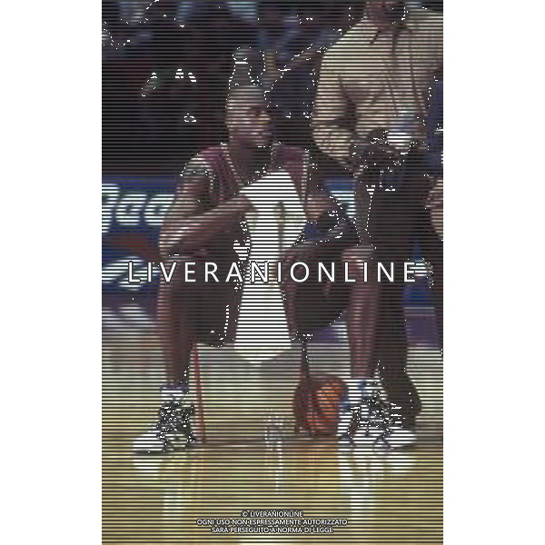 SHAQUILLE O\'NEAL CESTISTA STATUNITENSE - BASKET RETROSPETTIVA NELLA FOTO DURANTE UNA ESIBIZIONE AL FORUM DI MILANO NEL 1993 ©ARCHIVIO AGENZIA ALDO LIVERANI SAS
