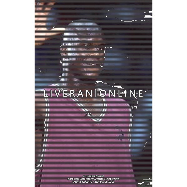 SHAQUILLE O\'NEAL CESTISTA STATUNITENSE - BASKET RETROSPETTIVA NELLA FOTO DURANTE UNA ESIBIZIONE AL FORUM DI MILANO NEL 1993 ©ARCHIVIO AGENZIA ALDO LIVERANI SAS