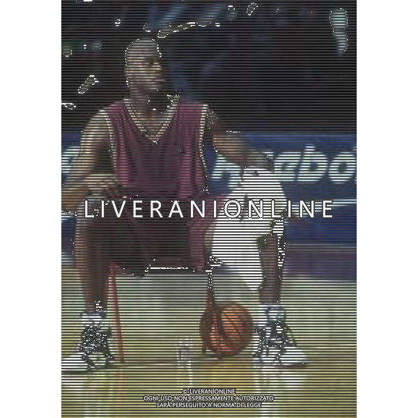 SHAQUILLE O\'NEAL CESTISTA STATUNITENSE - BASKET RETROSPETTIVA NELLA FOTO DURANTE UNA ESIBIZIONE AL FORUM DI MILANO NEL 1993 ©ARCHIVIO AGENZIA ALDO LIVERANI SAS