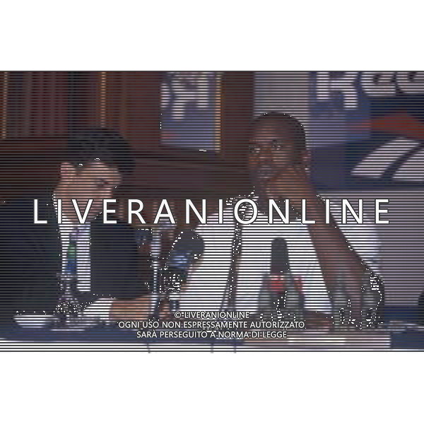 SHAQUILLE O\'NEAL CESTISTA STATUNITENSE - BASKET RETROSPETTIVA NELLA FOTO DURANTE UNA ESIBIZIONE AL FORUM DI MILANO NEL 1993 CON IL SUO MANAGER LEONARD ARMATO IN CONFERENZA STAMPA ©ARCHIVIO AGENZIA ALDO LIVERANI SAS