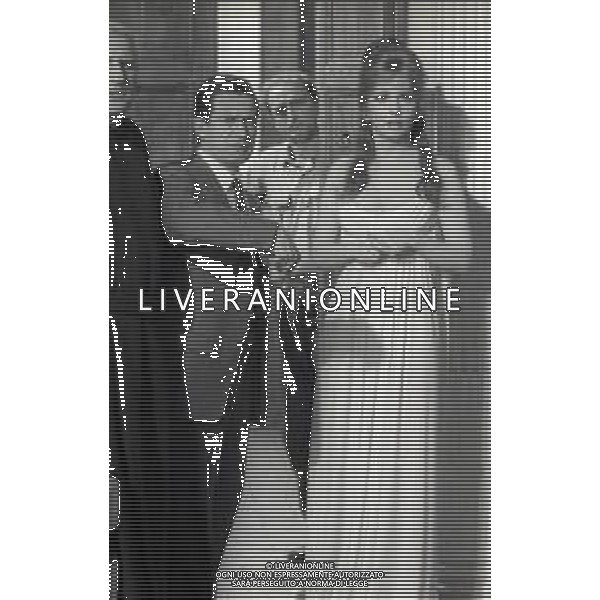 RETROSPETTIVA GINA LOLLOBRIGIDA ATTRICE NELLA FOTO GINA LOLLOBRIGIDA CON IL REGISTA ARMANDO CRISPINO NEL FILM“ LE PIACEVOLI NOTTI“ NELL\'ANNO 1966 AG ALDO LIVERANI SAS