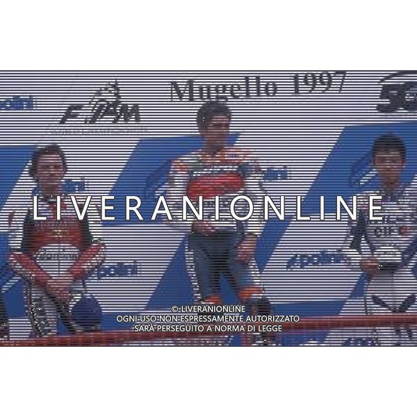 MICHAEL \'MICK\' DOOHAN, PILOTA MOTOCICLISTICA AUSTRALIANO - RETROSPETTIVA NELLA FOTO NEL 1997 AL MUGELLO SUL PODIO CON LUCA CADALORA E AOKI NOBUATSU ©Controluce Monza/ ARCHIVIO AGENZIA ALDO LIVERANI SAS