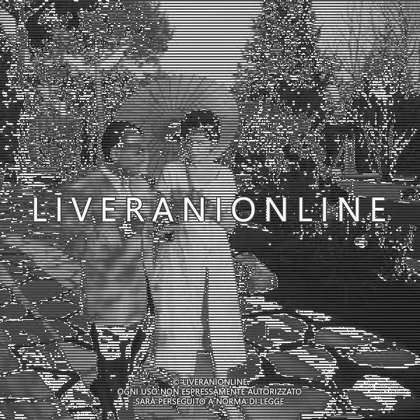 GINA LOLLOBRIGIDA ATTRICE ITALIANA - RETROSPETTIVA NELLE FOTO (INCINTA) NEL GIARDINO DELLA SUA VILLA A ROMA NEL 1957 ©ARCHIVIO GIOVANNI LIVERANI / AG. ALDO LIVERANI SAS