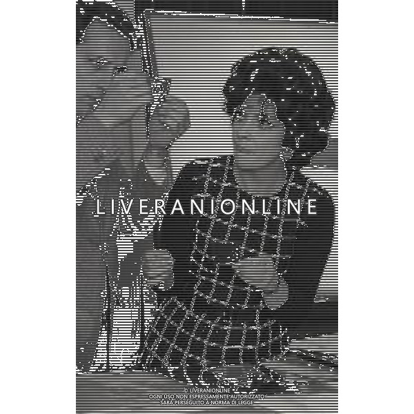 RETROSPETTIVA GINA LOLLOBRIGIDA ATTRICE NELLA FOTO GINA LOLLOBRIGIDA A MILANO NELL\'ANNO 1972 PER LA STESURA DEL SUO LIBRO AG ALDO LIVERANI SAS