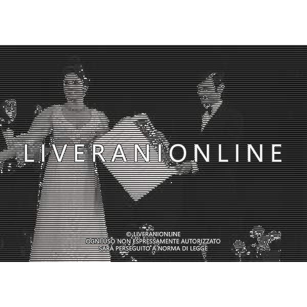 RETROSPETTIVA GINA LOLLOBRIGIDA ATTRICE NELLA FOTO GINA LOLLOBRIGIDA CON IL REGISTA Andrej Tarkovskij AL FESTIVAL INTERNAZIONALE DEL CINEMA DI CANNES NELL\'ANNO 1972 AG ALDO LIVERANI SAS