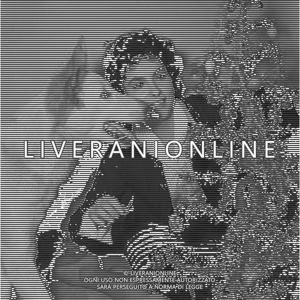 RETROSPETTIVA GINA LOLLOBRIGIDA ATTRICE NELLA FOTO GINA LOLLOBRIGIDA NELLA SUA CASA A ROMA PREPARA L\'ALBERO DI NATALE AG ALDO LIVERANI SAS  