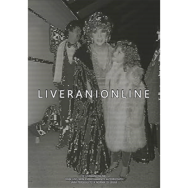 RETROSPETTIVA GINA LOLLOBRIGIDA ATTRICE NELLA FOTO GINA LOLLOBRIGIDA CON NIKKA COSTA ALLA BUSSOLA A FINE ANNO AG ALDO LIVERANI SAS   
