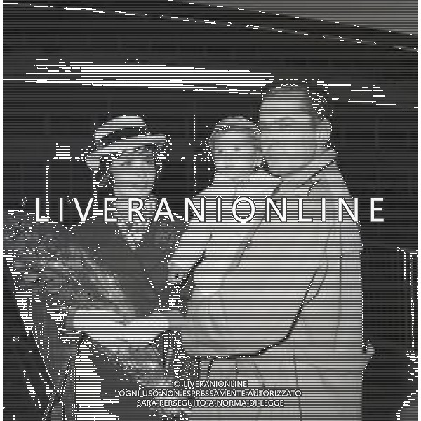 GINA LOLLOBRIGIDA ATTRICE ITALIANA - RETROSPETTIVA NELLA FOTO ALL\'AEROPORTO DI ROMA IN PARTENZA PER L\'AMERICA 11 APRILE 1959 CON IL MARITO MILKO SKOFIC E IL FIGLIO ANDREA JR ©ARCHIVIO GIOVANNI LIVERANI / AG. ALDO LIVERANI SAS