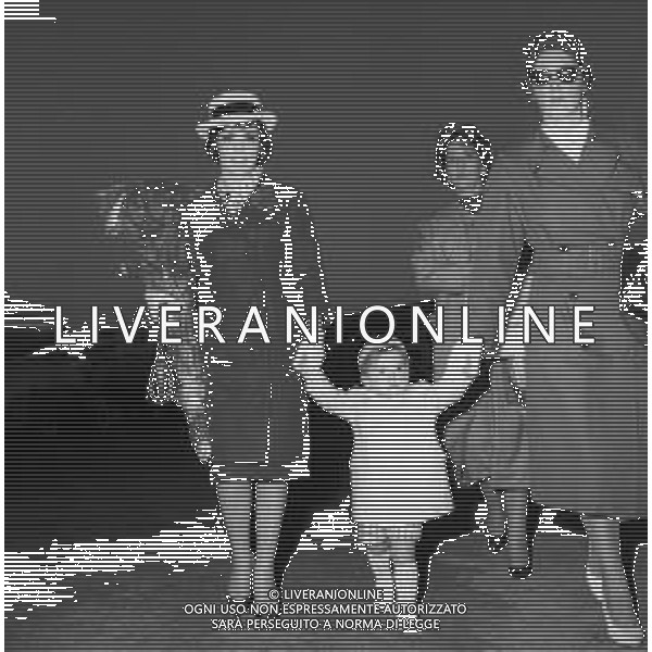 GINA LOLLOBRIGIDA ATTRICE ITALIANA - RETROSPETTIVA NELLA FOTO ALL\'AEROPORTO DI ROMA IN PARTENZA PER L\'AMERICA 11 APRILE 1959 CON IL FIGLIO ANDREA MILKO SKOFIC E LA GOVERNANTE ©ARCHIVIO GIOVANNI LIVERANI / AG. ALDO LIVERANI SAS