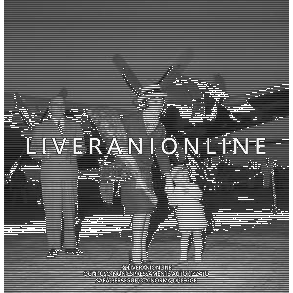 GINA LOLLOBRIGIDA ATTRICE ITALIANA - RETROSPETTIVA NELLA FOTO ALL\'AEROPORTO DI ROMA IN PARTENZA PER L\'AMERICA 11 APRILE 1959 CON IL FIGLIO ANDREA MILKO SKOFIC ©ARCHIVIO GIOVANNI LIVERANI / AG. ALDO LIVERANI SAS