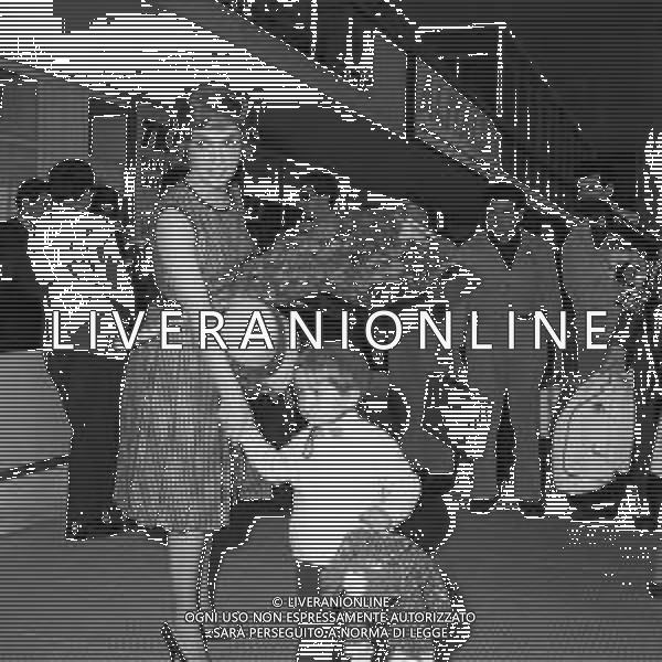 GINA LOLLOBRIGIDA ATTRICE ITALIANA - RETROSPETTIVA NELLA FOTO ALL\'AEROPORTO DI ROMA IN PARTENZA PER L\'AMERICA 20 APRILE 1960 CON IL FIGLIO ANDREA MILKO SKOFIC JR ©ARCHIVIO GIOVANNI LIVERANI / AG. ALDO LIVERANI SAS