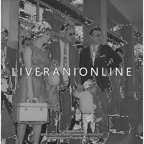 GINA LOLLOBRIGIDA ATTRICE ITALIANA - RETROSPETTIVA NELLA FOTO ALL\'AEROPORTO DI ROMA IN PARTENZA PER L\'AMERICA 20 APRILE 1960 CON IL FIGLIO ANDREA MILKO SKOFIC JR E IL MARITO ©ARCHIVIO GIOVANNI LIVERANI / AG. ALDO LIVERANI SAS