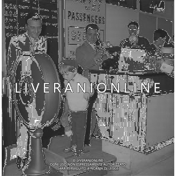 GINA LOLLOBRIGIDA ATTRICE ITALIANA - RETROSPETTIVA NELLA FOTO ALL\'AEROPORTO DI ROMA IN PARTENZA PER L\'AMERICA 20 APRILE 1960 CON IL FIGLIO ANDREA MILKO SKOFIC JR ©ARCHIVIO GIOVANNI LIVERANI / AG. ALDO LIVERANI SAS