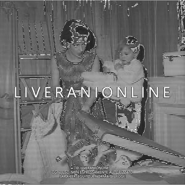 GINA LOLLOBRIGIDA ATTRICE ITALIANA - RETROSPETTIVA NELLA FOTO A CASA A ROMA MENTRE PREPARA LA VALIGIA CON IL FIGLIO ANDREA MILKO SKOFIC JR PRIMA DELLA PARTENZA PER L\'AMERICA 20 APRILE 1960 ©ARCHIVIO GIOVANNI LIVERANI / AG. ALDO LIVERANI SAS
