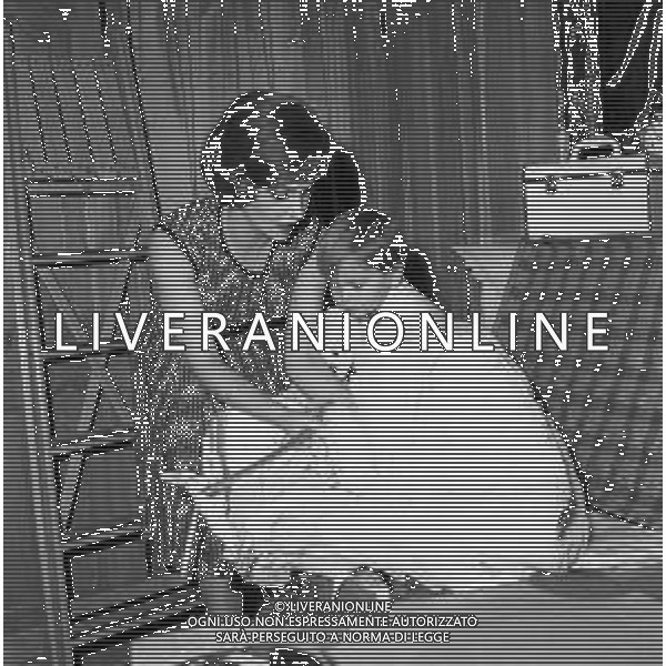 GINA LOLLOBRIGIDA ATTRICE ITALIANA - RETROSPETTIVA NELLA FOTO A CASA A ROMA MENTRE PREPARA LA VALIGIA CON IL FIGLIO ANDREA MILKO SKOFIC JR PRIMA DELLA PARTENZA PER L\'AMERICA 20 APRILE 1960 ©ARCHIVIO GIOVANNI LIVERANI / AG. ALDO LIVERANI SAS