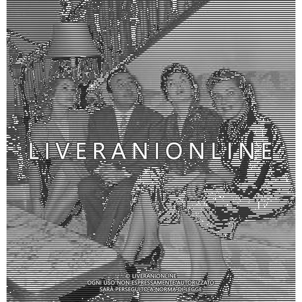 RETROSPETTIVA GINA LOLLOBRIGIDA ATTRICE NELLA FOTO GINA LOLLOBRIGIDA nella sua casa di roma 12 febbraio 1956 con Luisa Rivelli, Gino Latilla e Carla Boni AG ALDO LIVERANI SAS