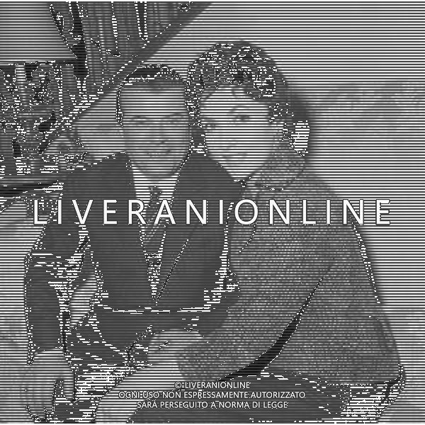 RETROSPETTIVA GINA LOLLOBRIGIDA ATTRICE NELLA FOTO GINA LOLLOBRIGIDA nella sua casa di roma 12 febbraio 1956 con il Maestro Cinico Angelini AG ALDO LIVERANI SAS