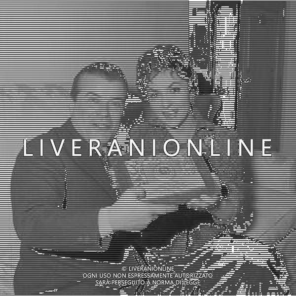 RETROSPETTIVA GINA LOLLOBRIGIDA ATTRICE NELLA FOTO GINA LOLLOBRIGIDA nella sua casa di roma 12 febbraio 1956 con il Maestro Cinico Angelini AG ALDO LIVERANI SAS