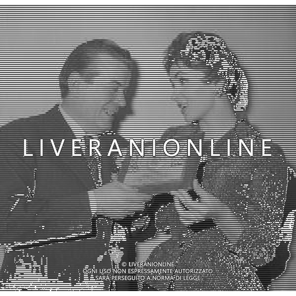 RETROSPETTIVA GINA LOLLOBRIGIDA ATTRICE NELLA FOTO GINA LOLLOBRIGIDA nella sua casa di roma 12 febbraio 1956 con il Maestro Cinico Angelini AG ALDO LIVERANI SAS