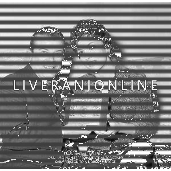 RETROSPETTIVA GINA LOLLOBRIGIDA ATTRICE NELLA FOTO GINA LOLLOBRIGIDA nella sua casa di roma 12 febbraio 1956 con il Maestro Cinico Angelini AG ALDO LIVERANI SAS