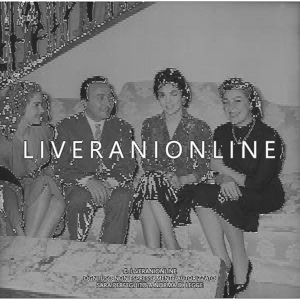 RETROSPETTIVA GINA LOLLOBRIGIDA ATTRICE NELLA FOTO GINA LOLLOBRIGIDA nella sua casa di roma 12 febbraio 1956 con Luisa Rivelli, Gino Latilla e Carla Boni AG ALDO LIVERANI SAS