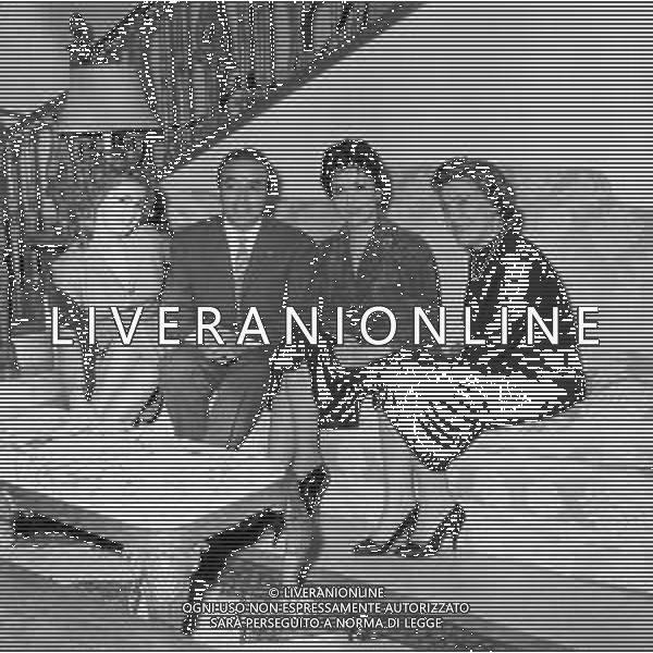 RETROSPETTIVA GINA LOLLOBRIGIDA ATTRICE NELLA FOTO GINA LOLLOBRIGIDA nella sua casa di roma 12 febbraio 1956 con Luisa Rivelli, Gino Latilla e Carla Boni AG ALDO LIVERANI SAS