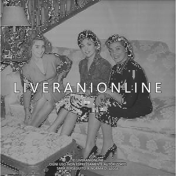 RETROSPETTIVA GINA LOLLOBRIGIDA ATTRICE NELLA FOTO GINA LOLLOBRIGIDA nella sua casa di roma 12 febbraio 1956 con Luisa Rivelli e Carla Boni AG ALDO LIVERANI SAS
