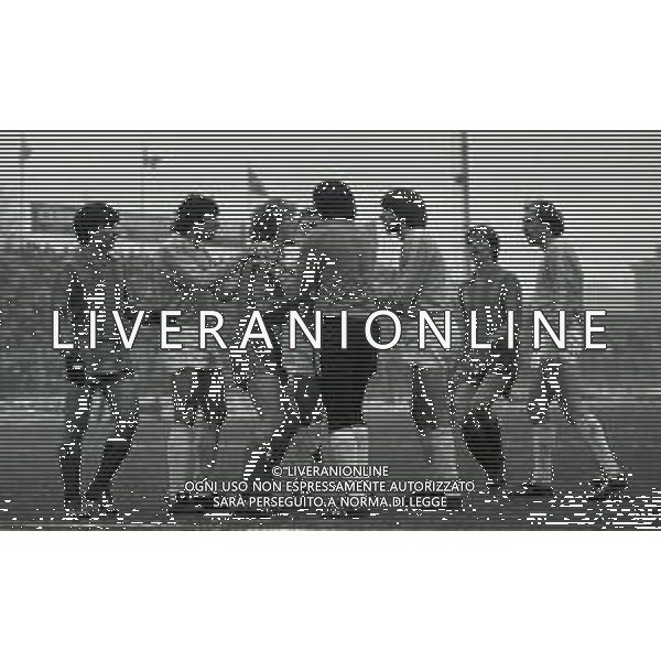 10-01-1982 CREMONA CAMPIONATO DI CALCIO SERIE B CREMONESE LAZIO 0-0 NELLA FOTO DISCUSSIONE TRA GIOCATORI AG ALDO LIVERANI SAS