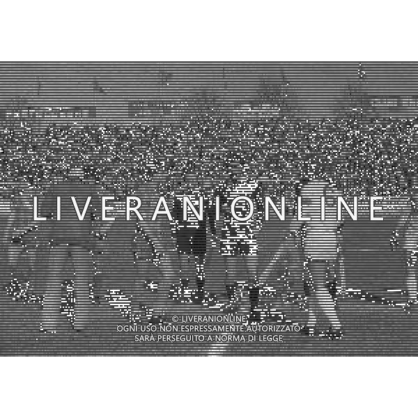 14-03-1982 CFEMONA CAMPIONATO DI CALCIO SERIE B CREMONESE RIMINI 3-1 NELLA FOTO SERGIO PAOLINELLI-ARBITRO ANGELO ANGELELLI E ROBERTO PARLANTI AG ALDO LIVERANI SAS