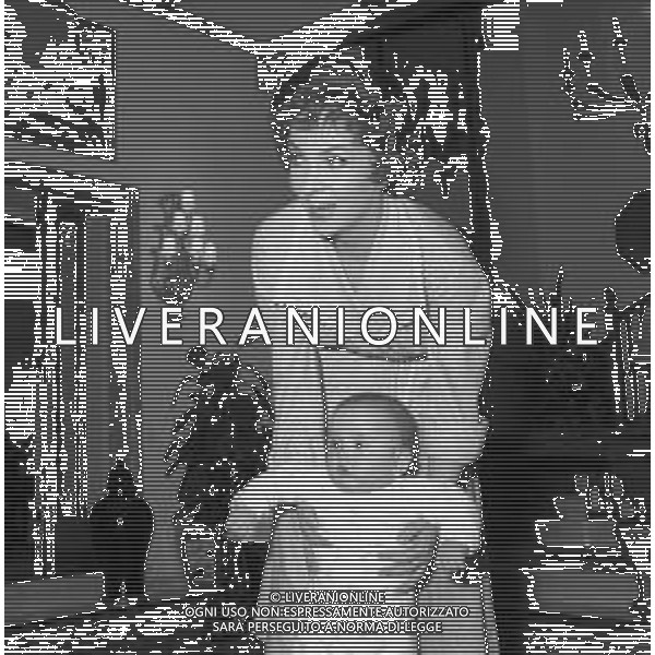 GINA LOLLOBRIGIDA ATTRICE ITALIANA - RETROSPETTIVA NELLA FOTO A ROMA NELLA SUA CASA CON IL FIGLIO ANDREA MILKO SKOFIC JR NEL 1957 ©ARCHIVIO GIOVANNI LIVERANI / AG. ALDO LIVERANI SAS