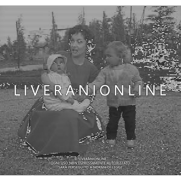 GINA LOLLOBRIGIDA ATTRICE ITALIANA - RETROSPETTIVA NELLA FOTO A ROMA NELLA SUA CASA CON IL FIGLIO ANDREA MILKO SKOFIC JR NEL 1957 ©ARCHIVIO GIOVANNI LIVERANI / AG. ALDO LIVERANI SAS