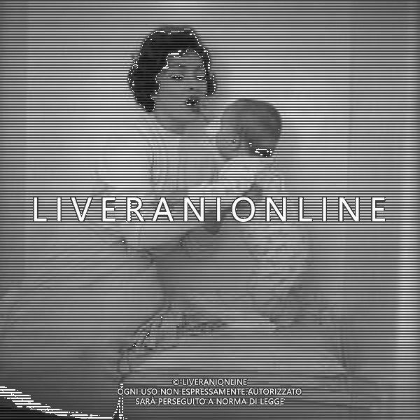 GINA LOLLOBRIGIDA ATTRICE ITALIANA - RETROSPETTIVA NELLA FOTO A ROMA NELLA SUA CASA CON IL FIGLIO ANDREA MILKO SKOFIC JR NEL 1957 ©ARCHIVIO GIOVANNI LIVERANI / AG. ALDO LIVERANI SAS