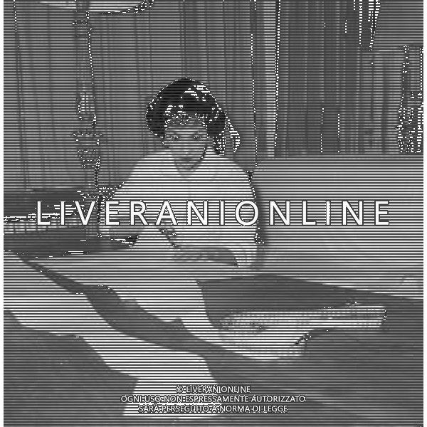 GINA LOLLOBRIGIDA ATTRICE ITALIANA - RETROSPETTIVA NELLA FOTO A ROMA NELLA SUA CASA - ANNI \'60 MENTRE CONFEZIONA MODELLI ©ARCHIVIO GIOVANNI LIVERANI / AG. ALDO LIVERANI SAS