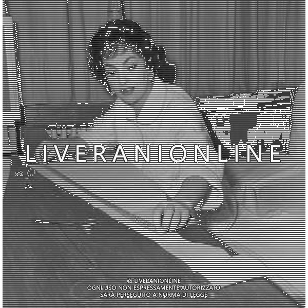 GINA LOLLOBRIGIDA ATTRICE ITALIANA - RETROSPETTIVA NELLA FOTO A ROMA NELLA SUA CASA - ANNI \'60 MENTRE CONFEZIONA MODELLI ©ARCHIVIO GIOVANNI LIVERANI / AG. ALDO LIVERANI SAS