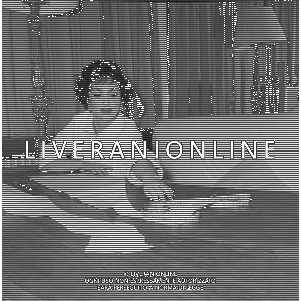 GINA LOLLOBRIGIDA ATTRICE ITALIANA - RETROSPETTIVA NELLA FOTO A ROMA NELLA SUA CASA - ANNI \'60 MENTRE CONFEZIONA MODELLI ©ARCHIVIO GIOVANNI LIVERANI / AG. ALDO LIVERANI SAS