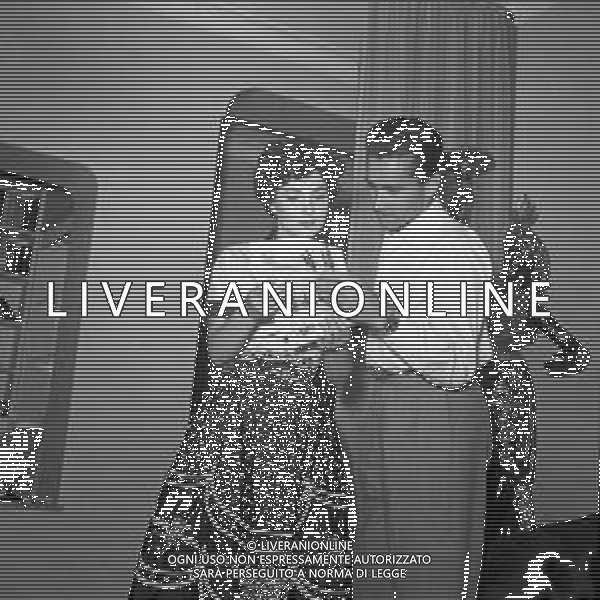 GINA LOLLOBRIGIDA ATTRICE ITALIANA - RETROSPETTIVA NELLA FOTO A ROMA NELLA SUA CASA CON IL MARITO MILKO SOFIC - ANNI \'50 ©ARCHIVIO GIOVANNI LIVERANI / AG. ALDO LIVERANI SAS