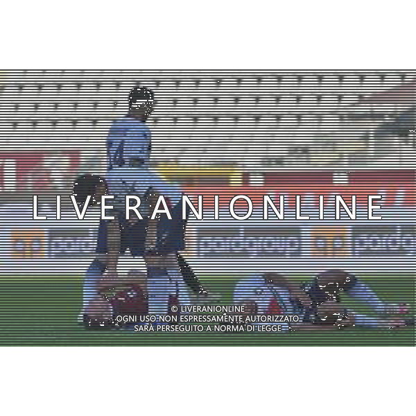 Torino 08.11.2020 Stadio Olimpico Grande Torino ©Alessandro Falzone/Agenzia Aldo Liverani Torino vs Crotone Serie A Tim 2020-2021 Nella foto : ANDREA BELOTTI- LISANDRO MAGALLAN A TERRA DOPO UN CONTRASTO ©Falzone / AGENZIA ALDO LIVERANI SAS