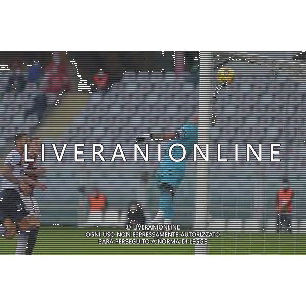 Torino 08.11.2020 Stadio Olimpico Grande Torino ©Alessandro Falzone/Agenzia Aldo Liverani Torino vs Crotone Serie A Tim 2020-2021 Nella foto : ALEX CORDAZ DEVIA SUL PALO IL TIRO DI SIMONE GOJAK ©Falzone / Agenzia Aldo Liverani Sas