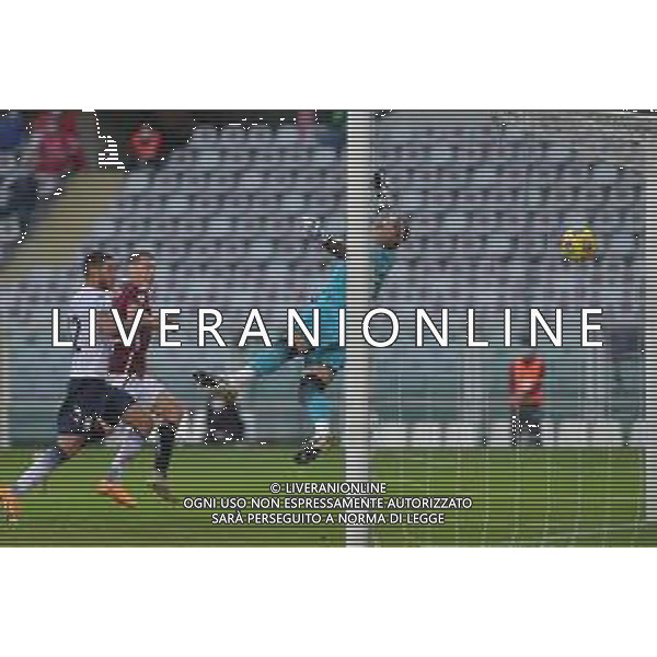 Torino 08.11.2020 Stadio Olimpico Grande Torino ©Alessandro Falzone/Agenzia Aldo Liverani Torino vs Crotone Serie A Tim 2020-2021 Nella foto : ALEX CORDAZ DEVIA SUL PALO IL TIRO DI SIMONE GOJAK ©Falzone / Agenzia Aldo Liverani Sas