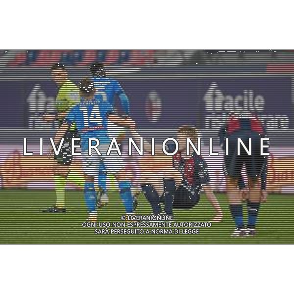 Bologna Calcio vs SSC Napoli - Italian soccer Serie A match 2020/2021, 08 November 2020 Dall\'Ara stadium, Bologna, Italy Photo showing: Dries Mertens (Napoli) helps Jerdy Schouten (Bologna) @LM/Ettore Griffoni AG ALDO LIVERANI SAS