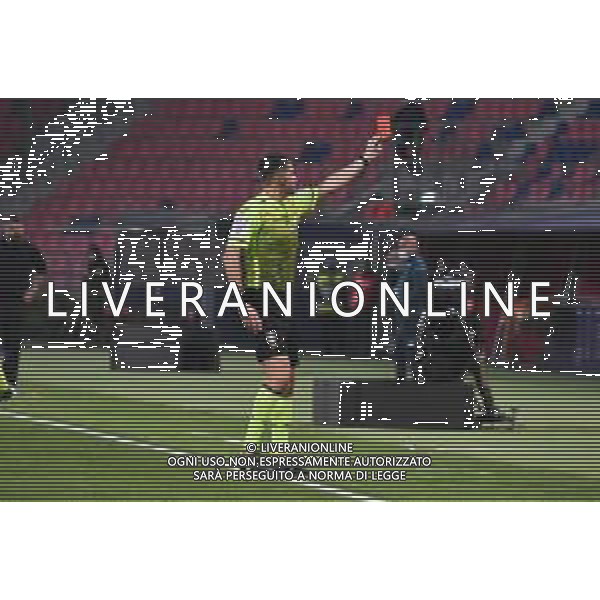 BOLOGNA - NAPOLI CAMPIONATO CALCIO SERIE A TIM 08.11.2020 NELLA FOTO l\'arbitro fabrizio Pasqua estrae il cartellino rosso per l\'espulsione di Riccardo Bigon DS del Bologna ©Roberto Villani / AGENZIA ALDO LIVERANI SAS