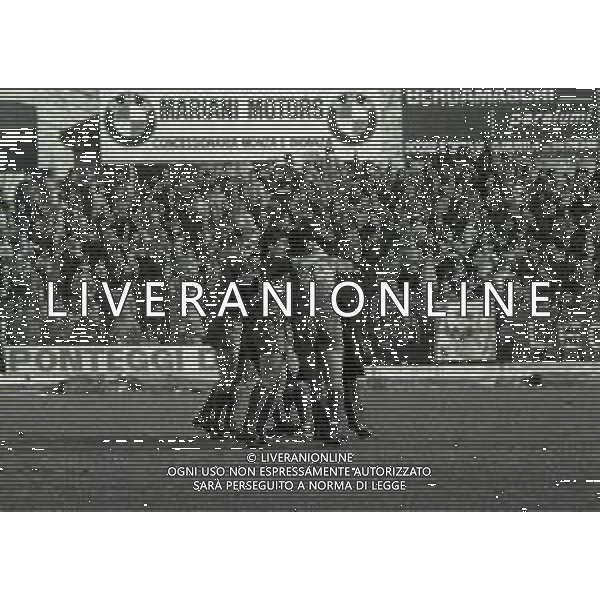 29-01-1984 MONZA CAMPIONATO DI CALCIO SERIE B MONZA LECCE 1-0 NELLA FOTO ABBRACCI GIOCATORI MONZA DOPO IL GOAL AG ALDO LIVERANI SAS
