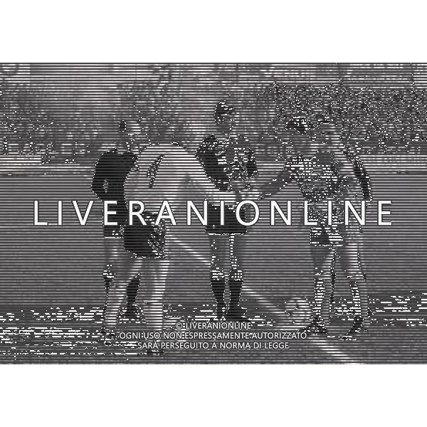 12-02-1984 MONZA CAMPIONATO DI CALCIO SERIE B MONZA CESENA 1-0 NELLA FOTO RUBEN BURIANI-ARBITRO MARIO FACCHIN-MAURIZIO RONCO SCAMBIO GAGLIARDETTI AG ALDO LIVERANI SAS