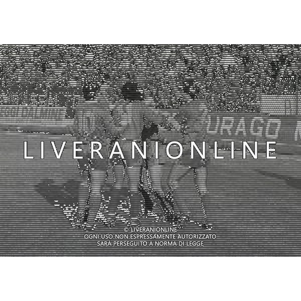 12-02-1984 MONZA CAMPIONATO DI CALCIO SERIE B MONZA CESENA 1-0 NELLA FOTO ABBRACCI GIOCATORI MONZA DOPO IL GOAL AG ALDO LIVERANI SAS