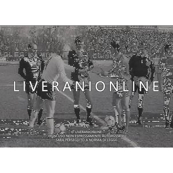 12-02-1984 MONZA CAMPIONATO DI CALCIO SERIE B MONZA CESENA 1-0 NELLA FOTO RUBEN BURIANI-ARBITRO MARIO FACCHIN-MAURIZIO RONCO SCAMBIO GAGLIARDETTI AG ALDO LIVERANI SAS