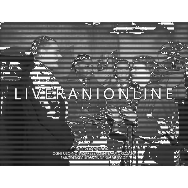 ALBERTO MORAVIA SCRITTORE ITALIANO - RETROSPETTIVA NELLA FOTO NEL 1949 SUL SET DURANTE LE RIPRESE DEL FILM \' Monastero di Santa Chiara\' con John Kitzmiller e la moglie Elsa Morante ©Archivio Giovanni Liverani / AG. ALDO LIVERANI SAS